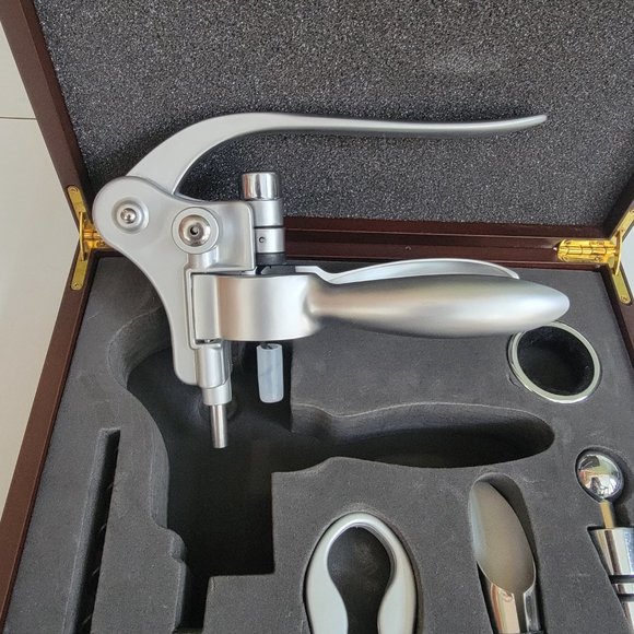 CONNOISSEUR CORKSCREW & WINE TOOLS DELUXE WINE GIFT W/ WOOD BOX - Picture 6 of 6